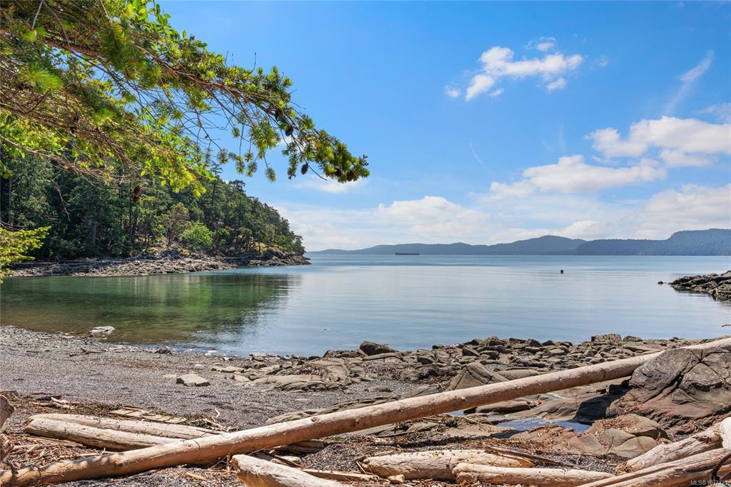 Third View of 814 Beechwood Dr, Mayne Island, BC, V0N 2J2