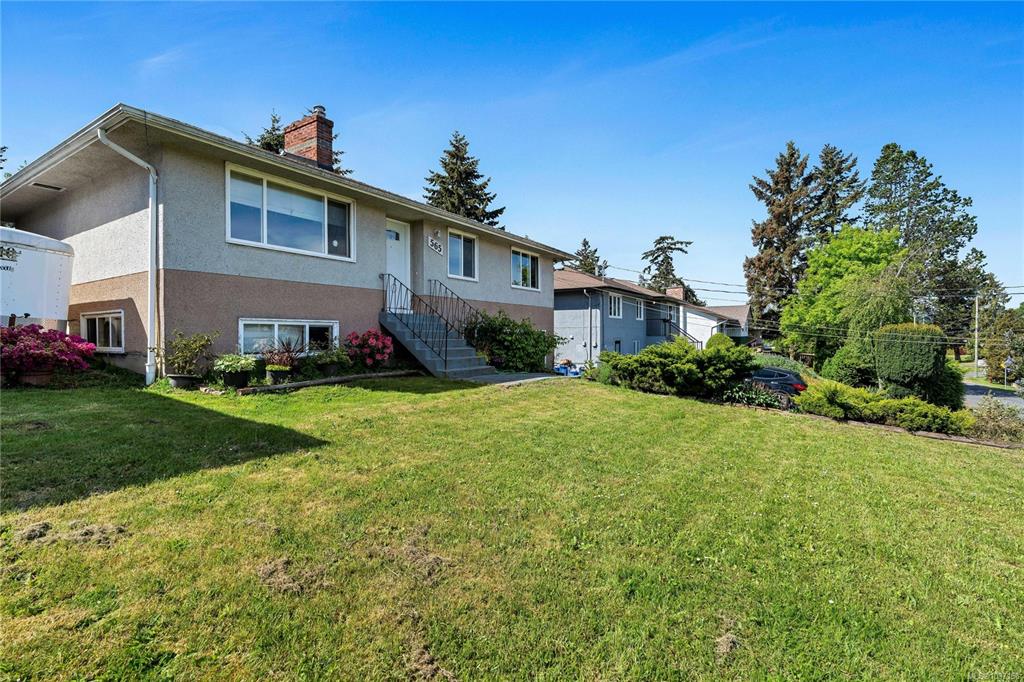 Third View of 565 Baker St, Saanich, BC, V8Z 2H6