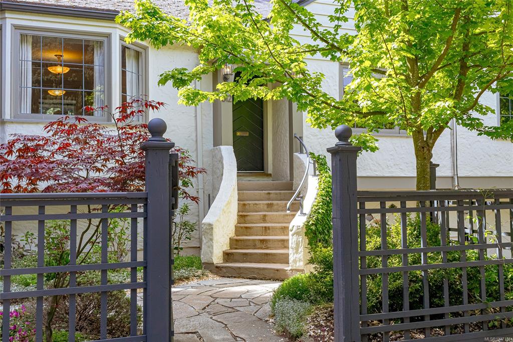 Fifth View of 812 Langham Crt, Victoria, BC, V8V 4J2