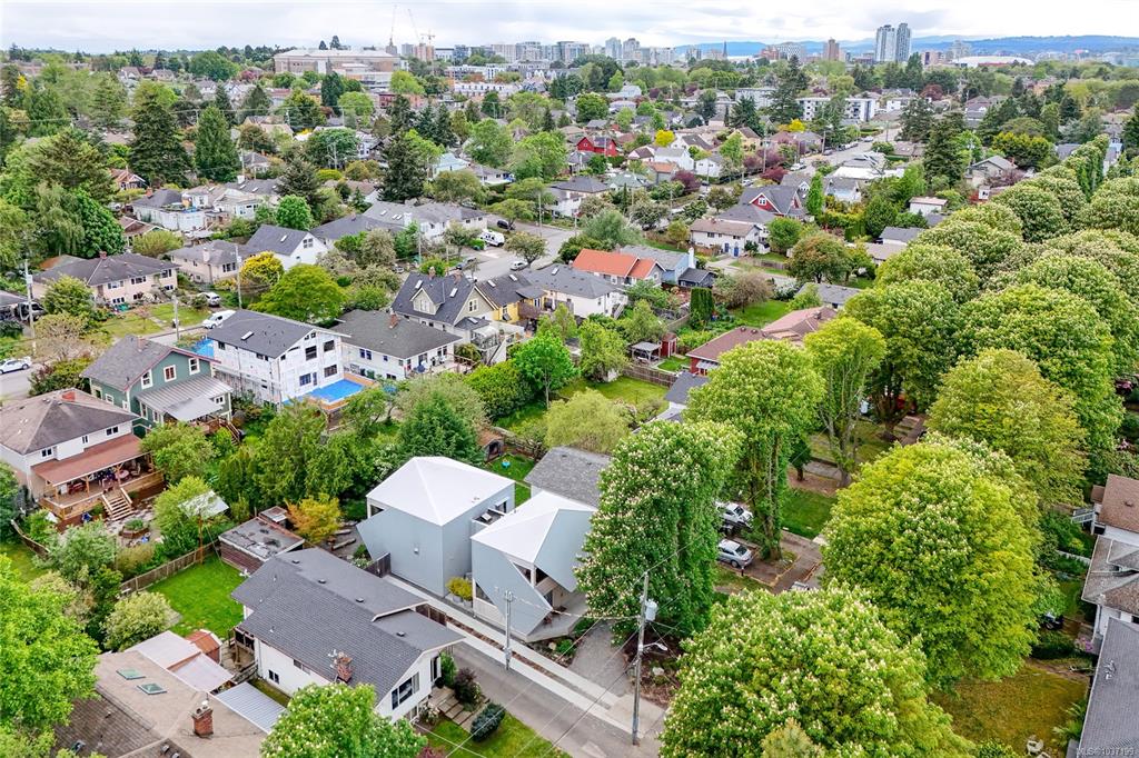 Second View of 1427 Walnut St, Victoria, BC, V8R 1Y7