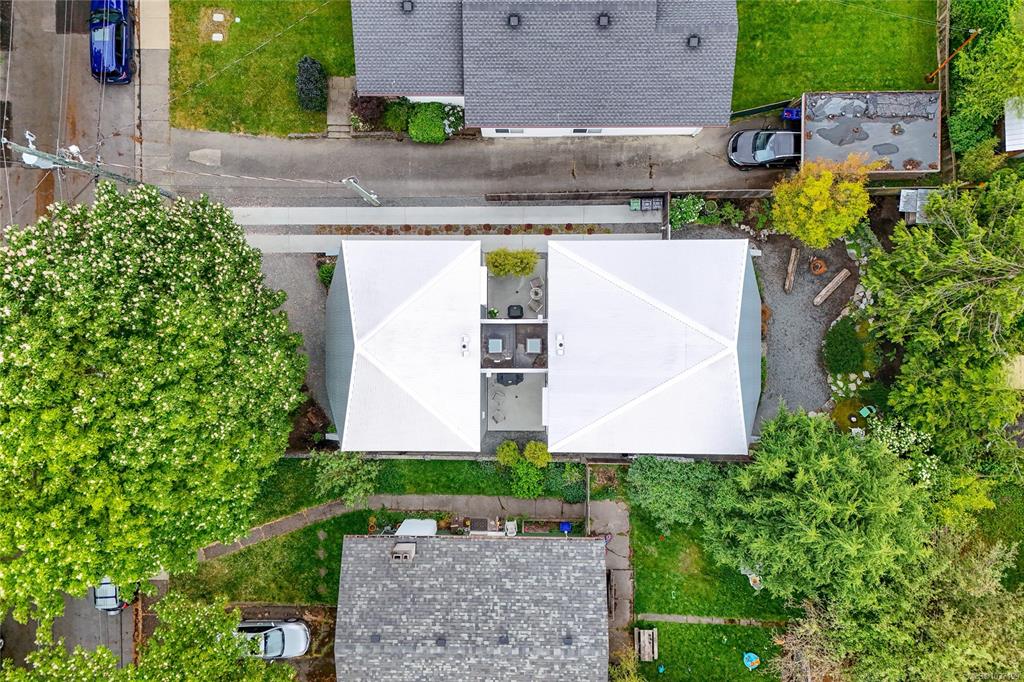 Third View of 1427 Walnut St, Victoria, BC, V8R 1Y7