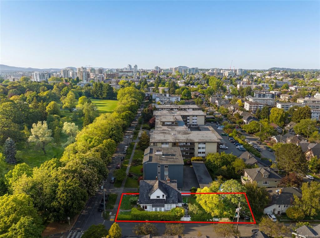 Second View of 980 Heywood Ave, Victoria, BC, V8V 2Y4