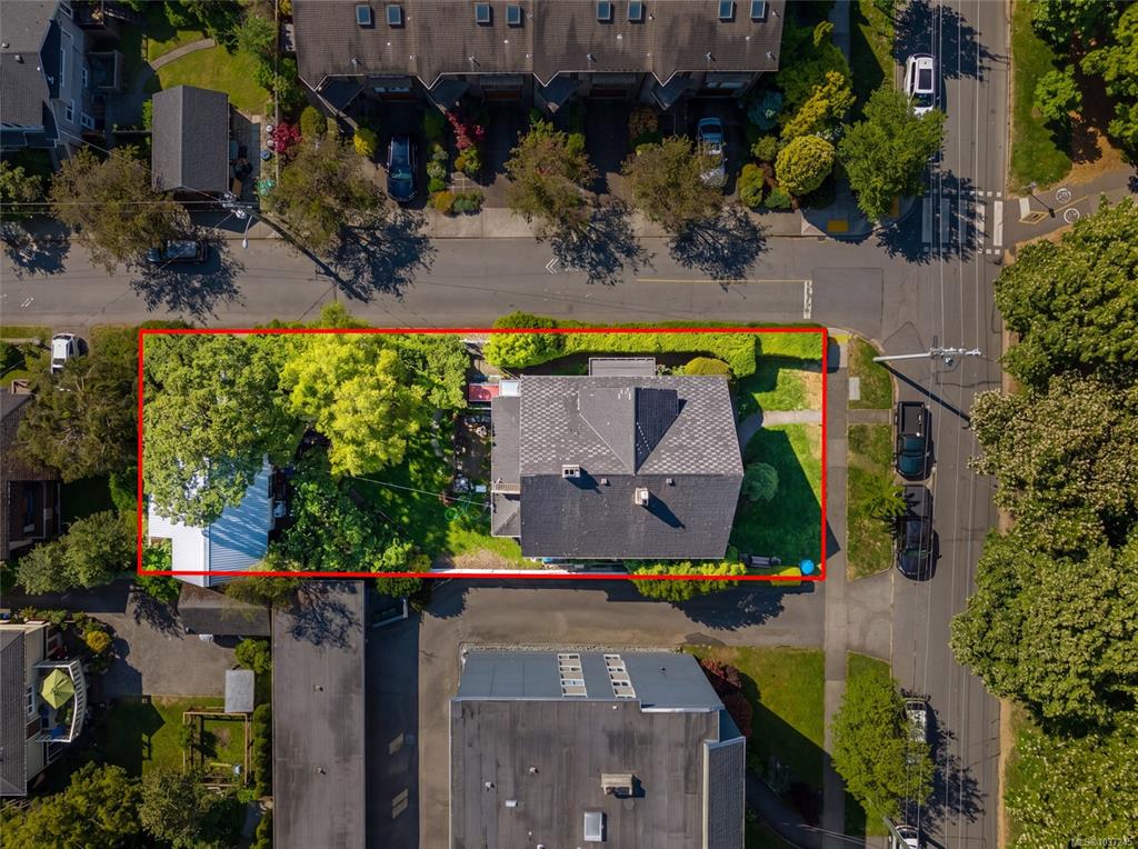 Third View of 980 Heywood Ave, Victoria, BC, V8V 2Y4
