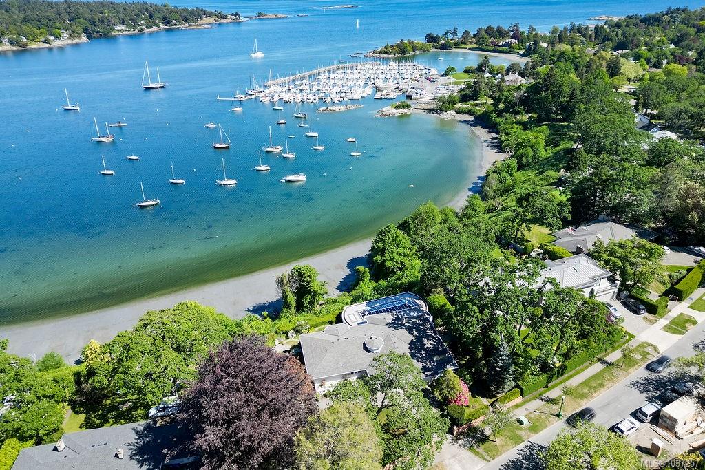 3565 Beach Dr, 1037257, BC,