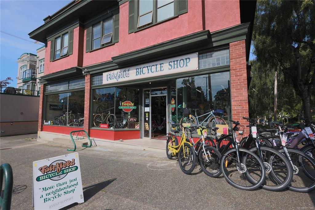 Second View of 390 Moss St, Victoria, BC, V8V 4N1
