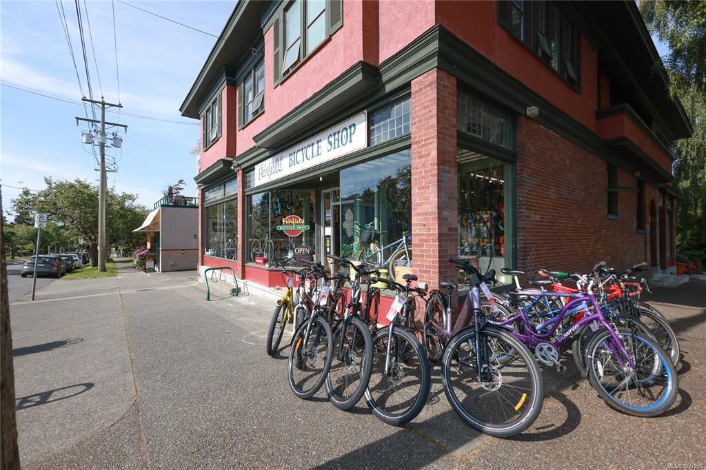 Third View of 390 Moss St, Victoria, BC, V8V 4N1