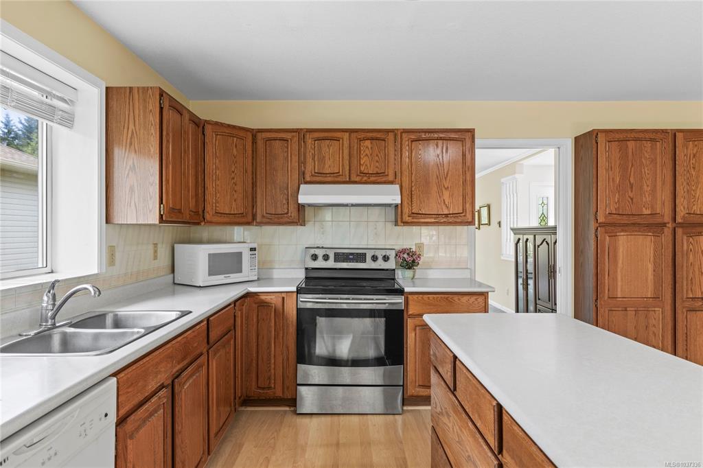 Fourth View of 580 Dogwood Rd, Qualicum Beach, BC, V9K 1B1
