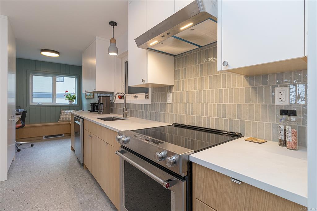 Fifth View of 1540 Dallas Rd, Victoria, BC, V8S 1A3