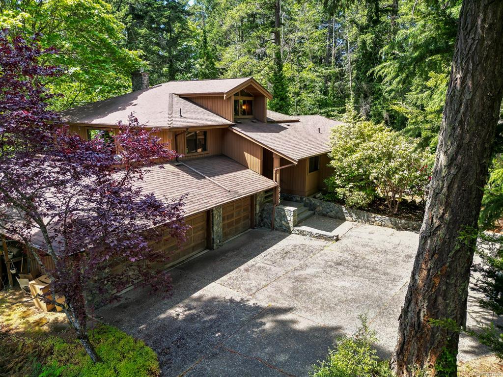 Second View of 999 Lohbrunner Rd, Saanich, BC, V8X 4K4