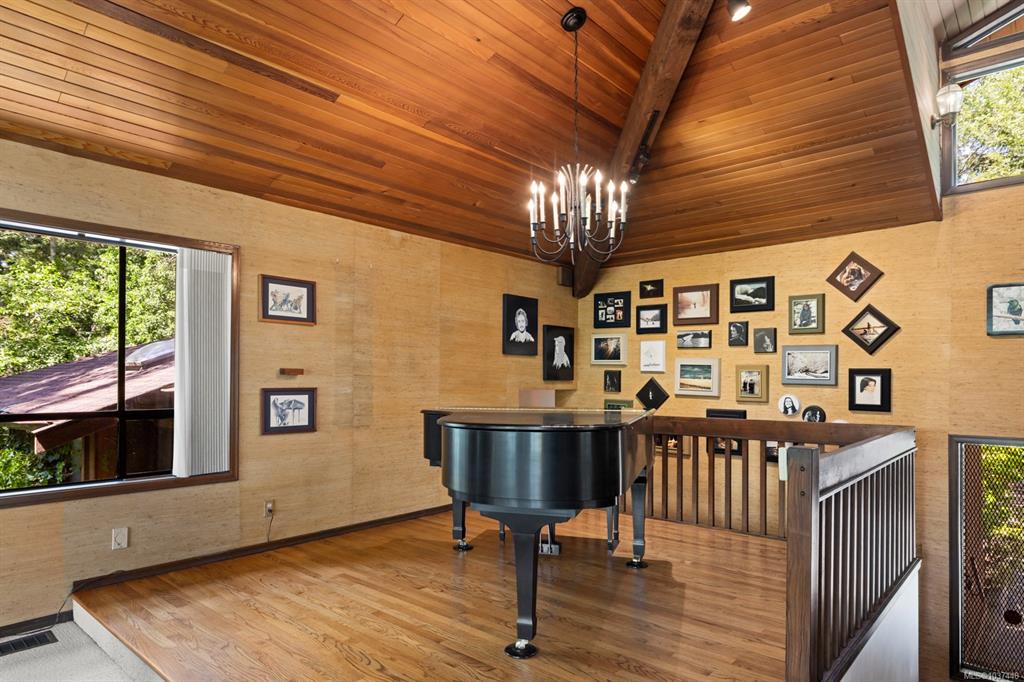 Fifth View of 999 Lohbrunner Rd, Saanich, BC, V8X 4K4