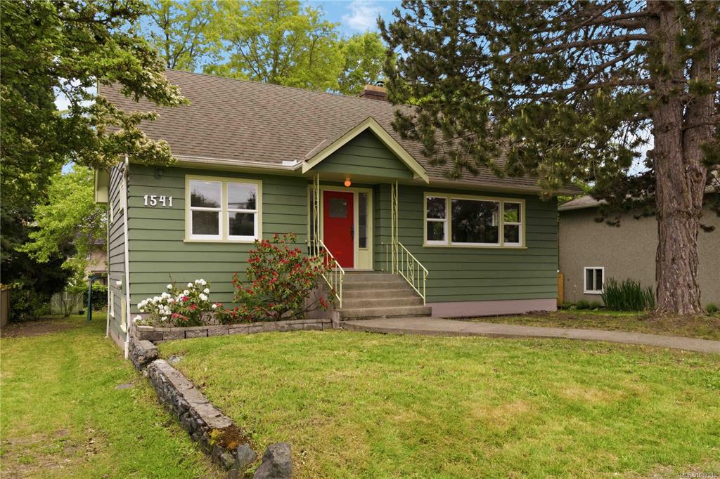 Third View of 1541 Mcrae Ave, Saanich, BC, V8P 1G4