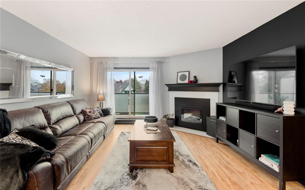 Third View of 1241 Fairfield Rd, WORTHINGTON COURT, Victoria, BC, V8V 3B3