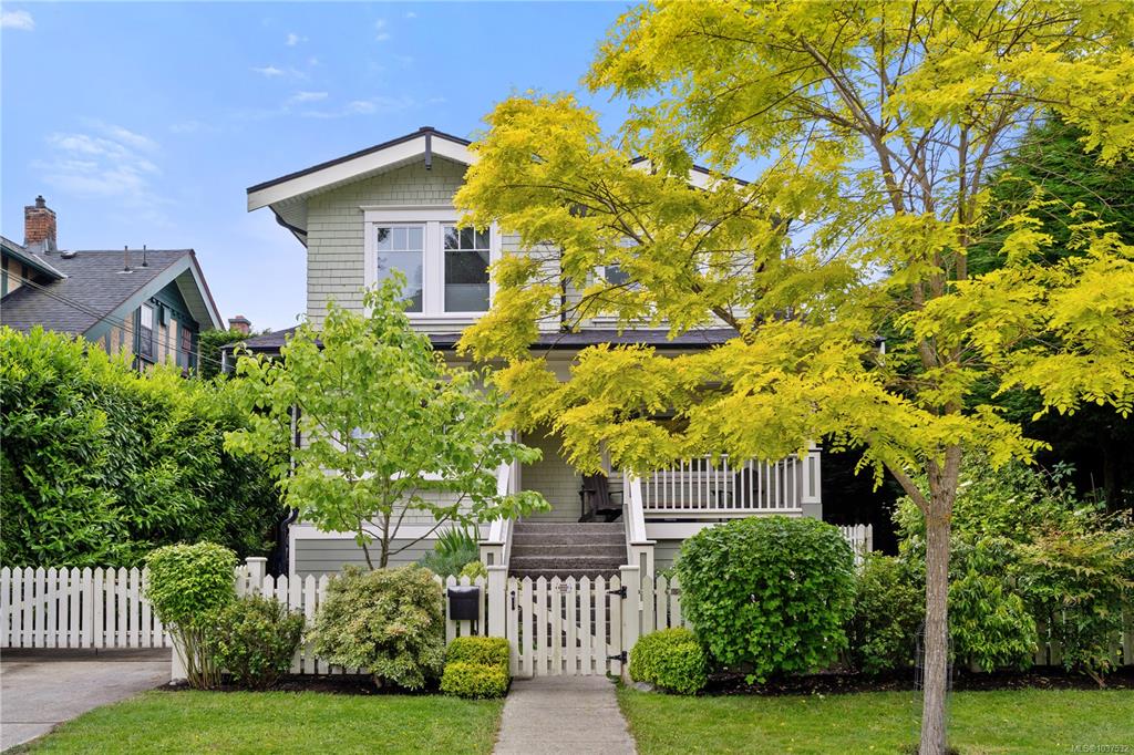 Fourth View of 1074 Oliver St, Oak Bay, BC, V8S 4W7