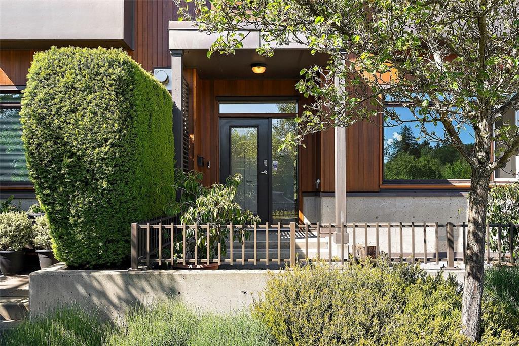 Third View of 1696 Pear St, Saanich, BC, V8P 2A6