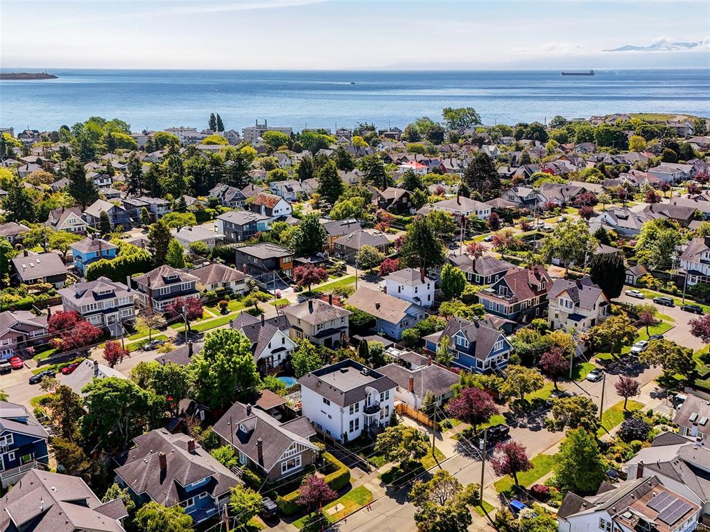 Third View of 127 Wellington Ave, Victoria, BC, V8V 4H8