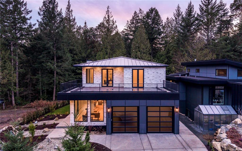 609 Medalist Ave, 1037659, BC,