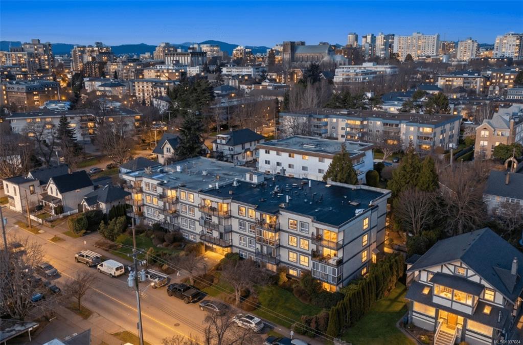 Third View of 1024 Fairfield Rd, The Westfield, Victoria, BC, V8V 3A5