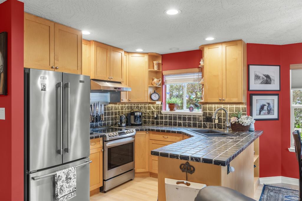Fourth View of 2902 Irma St, Victoria, BC, V8Z 3R4