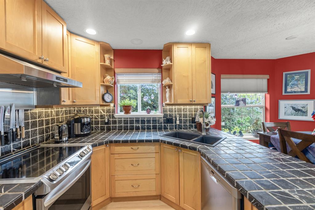 Fifth View of 2902 Irma St, Victoria, BC, V8Z 3R4