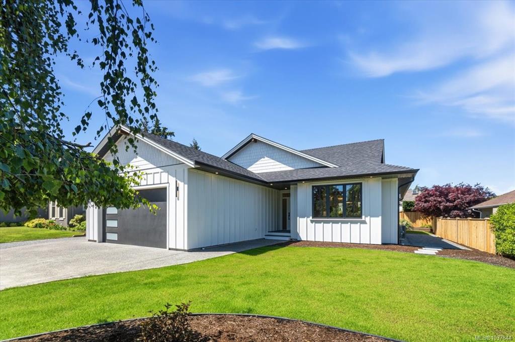 Second View of 846 Woodside Cres, Qualicum Beach, BC, V9K 2K8