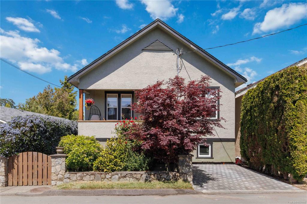 Third View of 1742 Albert Ave, Victoria, BC, V8R 1Z1