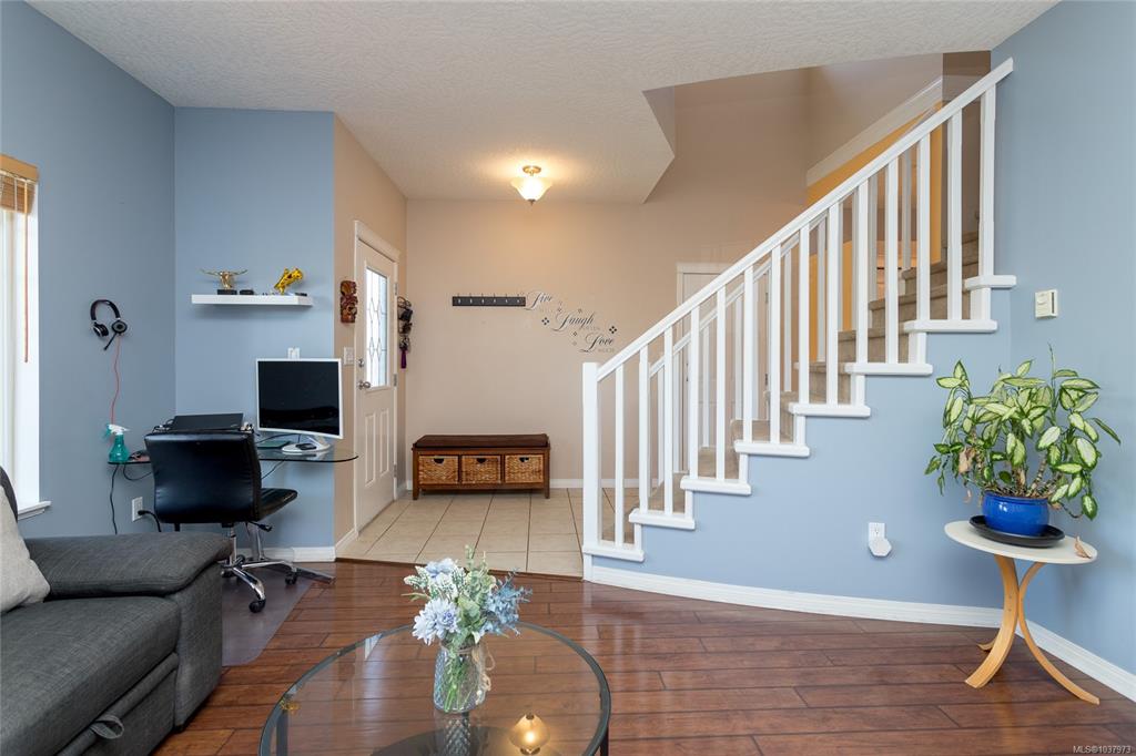 Fifth View of 4021 Blackberry Lane, Saanich, BC, V8X 5J4