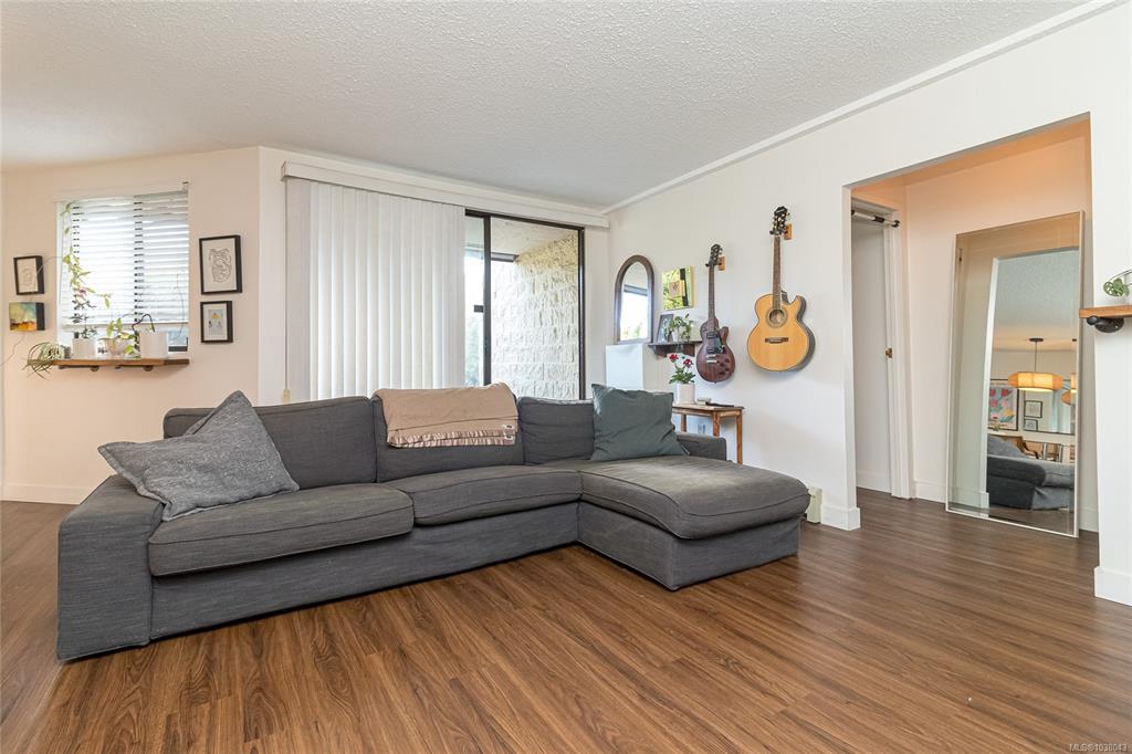 Fifth View of 1745 Leighton Rd, Victoria, BC, V8R 6R6