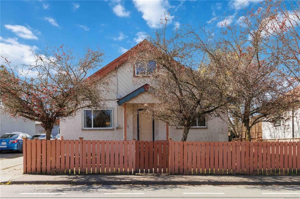 Third View of 938 Hereward Rd, Victoria, BC, V9A 4C8