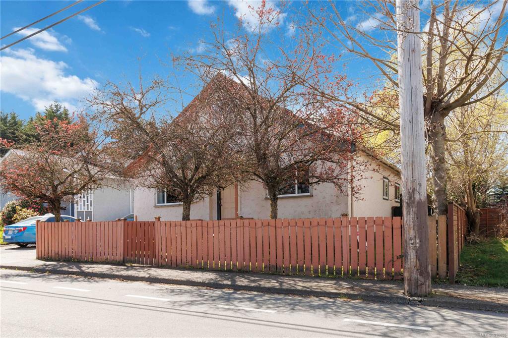 Fourth View of 938 Hereward Rd, Victoria, BC, V9A 4C8