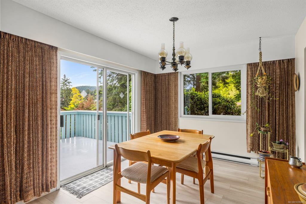 Fifth View of 947 Peggy Anne Cres, Central Saanich, BC, V8M 1E5