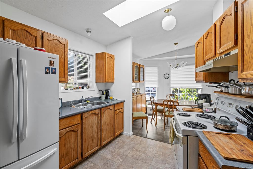 Fourth View of 2454 5th St E, Courtenay, BC, V9N 8J2