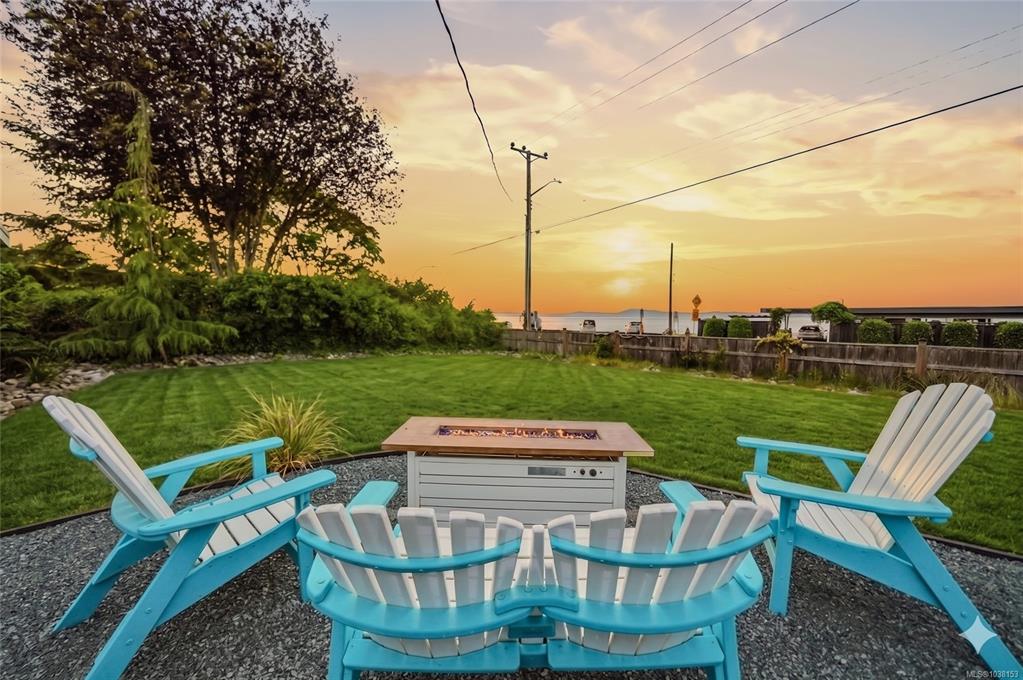 Second View of 221 Elizabeth Ave, Qualicum Beach, BC, V9K 1G8
