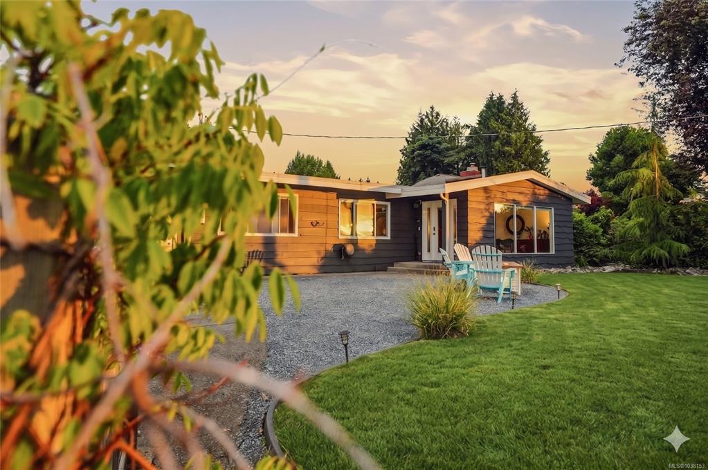 Third View of 221 Elizabeth Ave, Qualicum Beach, BC, V9K 1G8