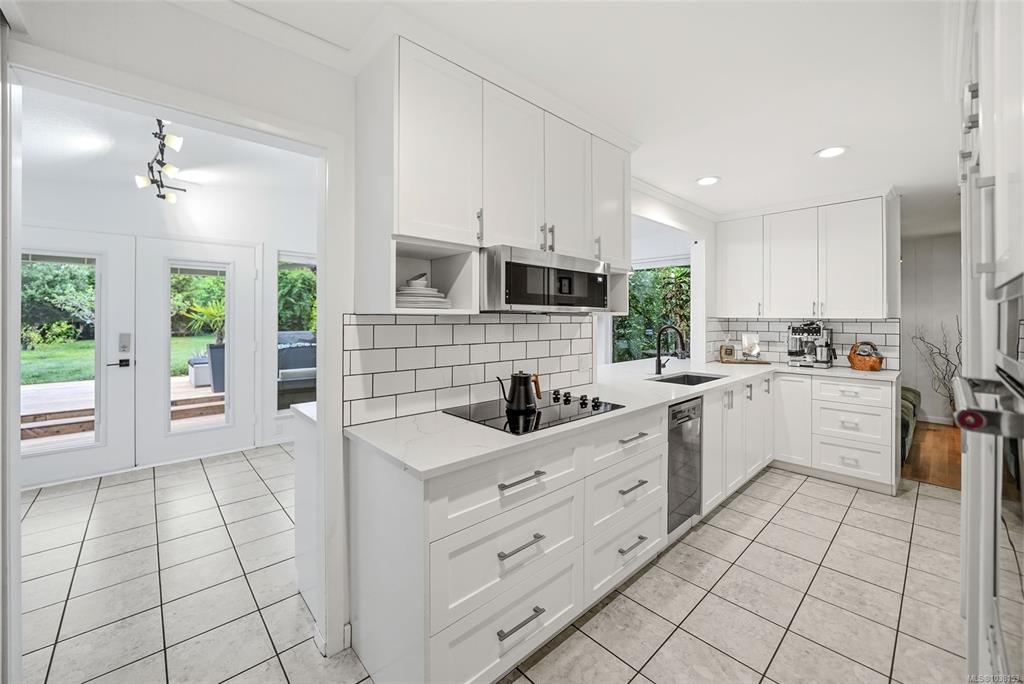 Fifth View of 221 Elizabeth Ave, Qualicum Beach, BC, V9K 1G8