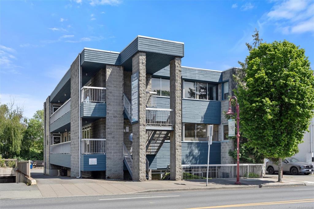 MLS® listing #31408691 for sale located at 2727 Quadra St