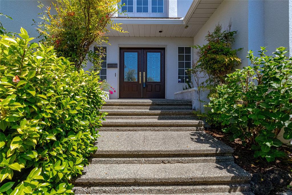 Fifth View of 833 Royal Wood Pl, Saanich, BC, V8Y 3C5