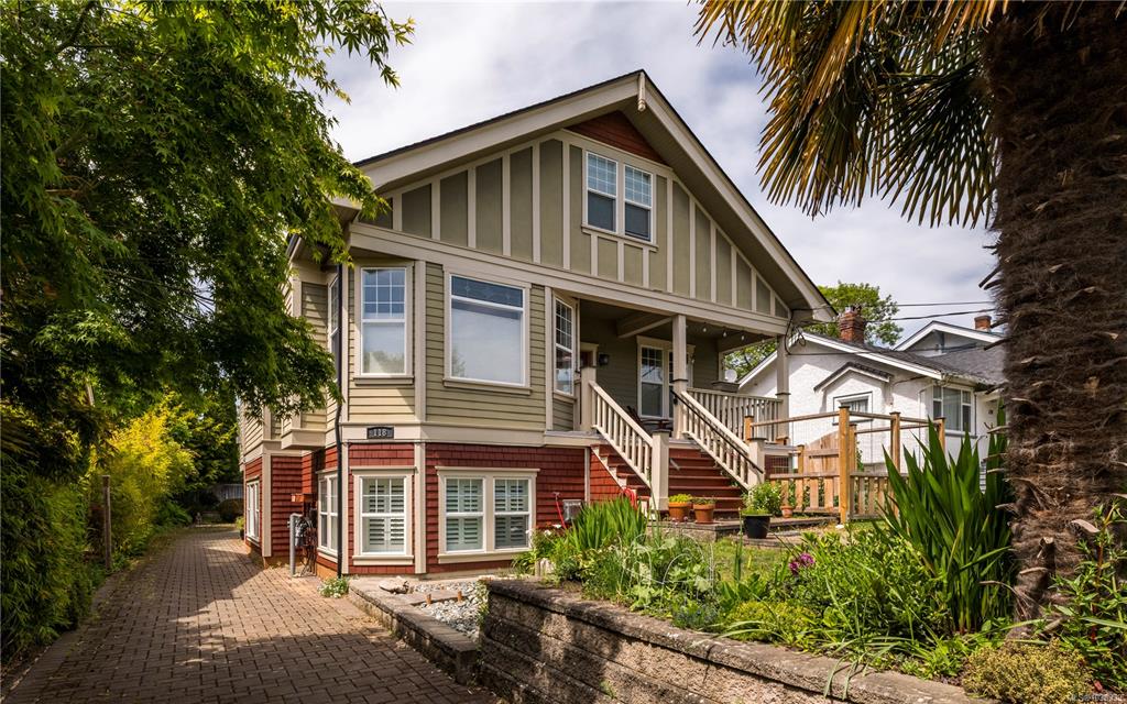 Second View of 118 Robertson St, Fairfield, Victoria, BC, V8S 3X1