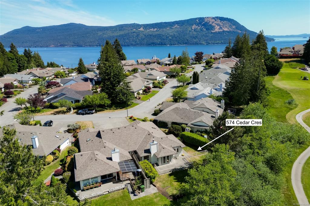 574 Cedar Cres, 1038350, BC,