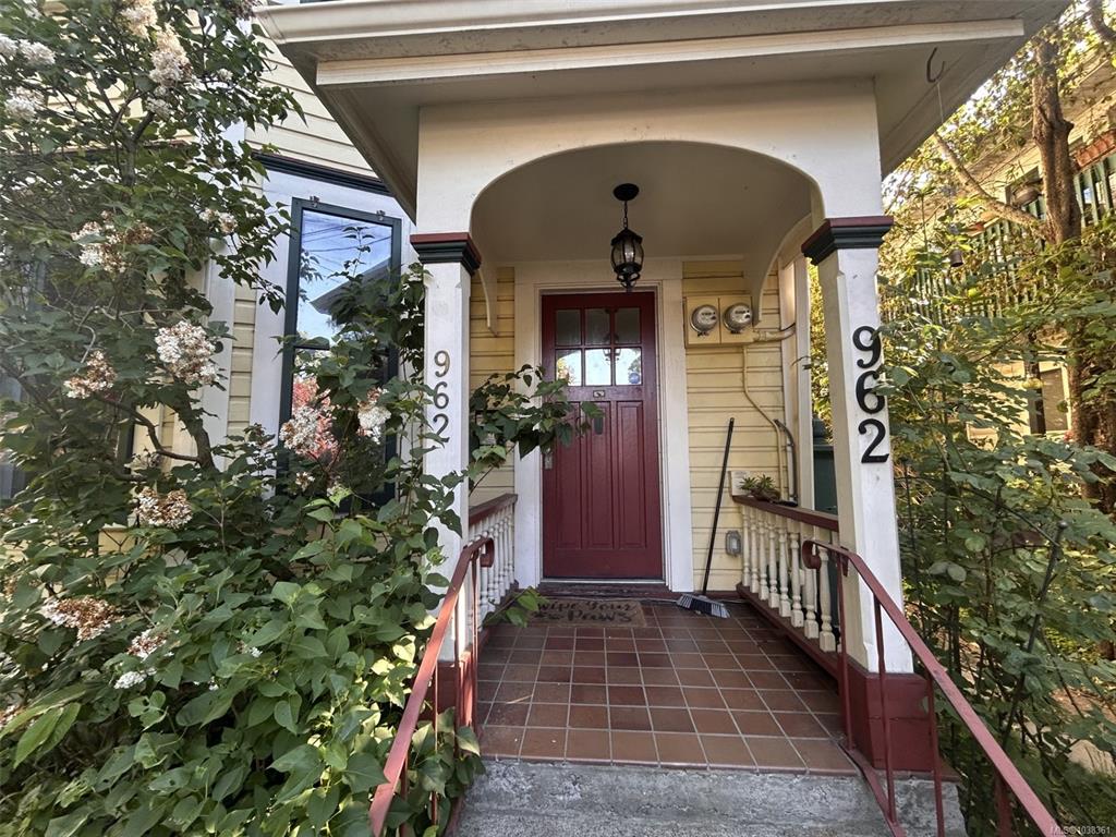 Fourth View of 962 Fairfield Rd, Victoria, BC, V8V 3A4