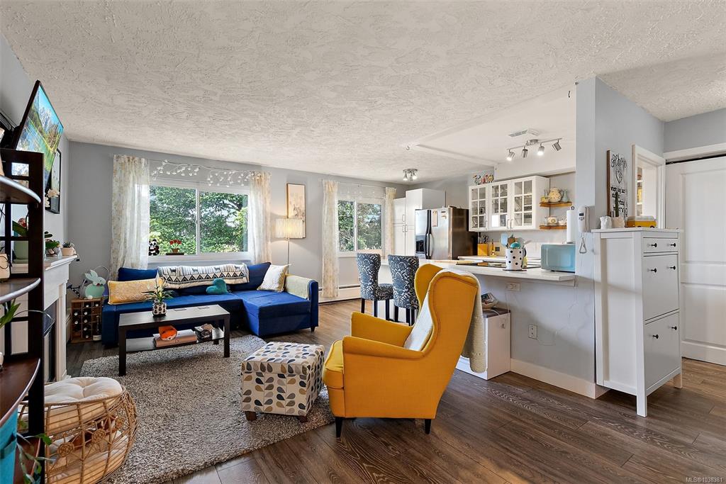 Third View of 1975 Lee Ave, Victoria, BC, V8R 4W9