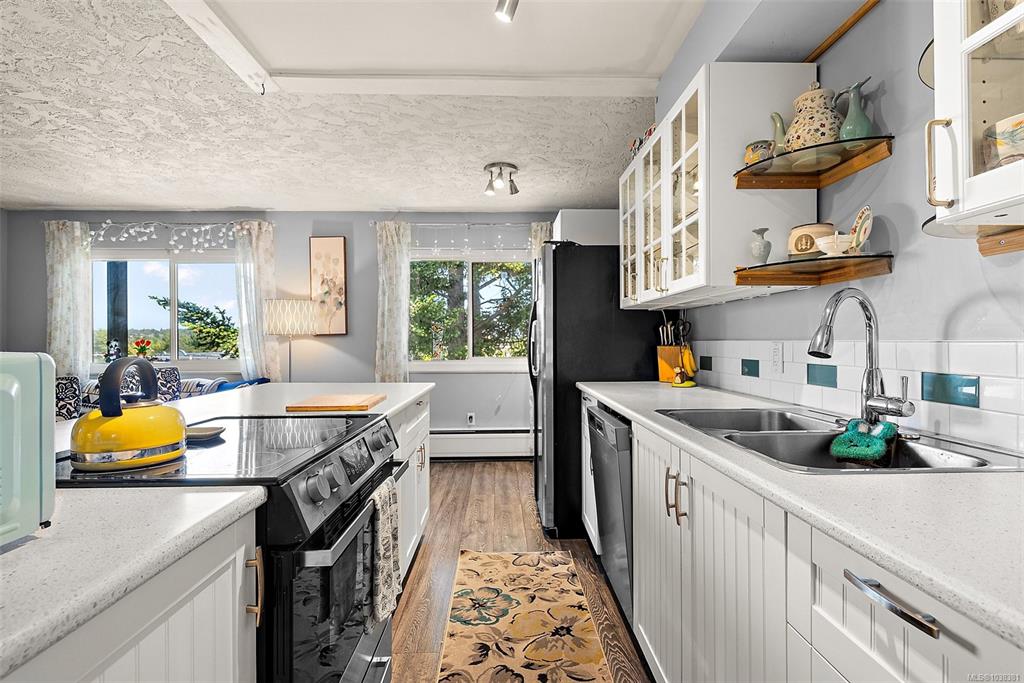 Fifth View of 1975 Lee Ave, Victoria, BC, V8R 4W9
