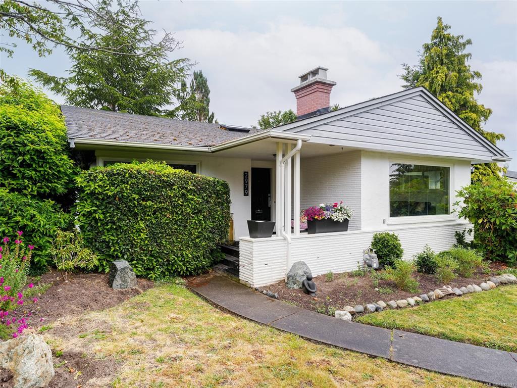 Fifth View of 2979 Westdowne Rd, Oak Bay, BC, V8R 5G1