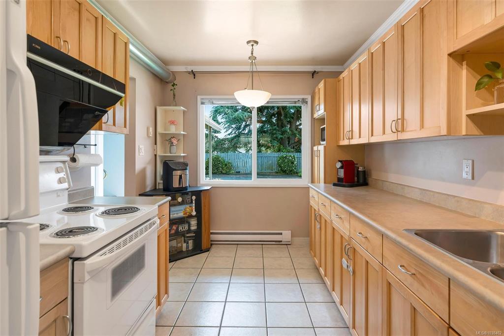 Fifth View of 400 Culduthel Rd, Saanich, BC, V8Z 1G1