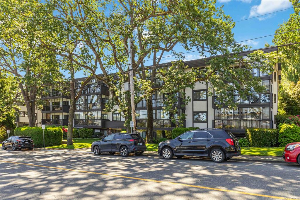 Third View of 1665 Oak Bay Ave, Victoria, BC, V8R 1B5