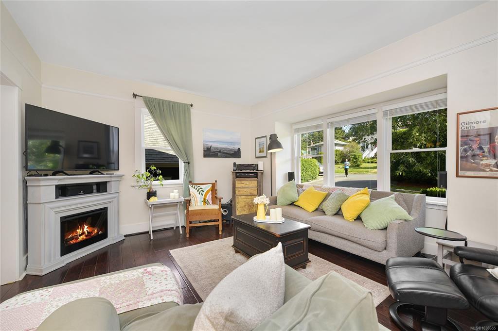 Third View of 1000 Lodge Ave, Saanich, BC, V8X 3A8