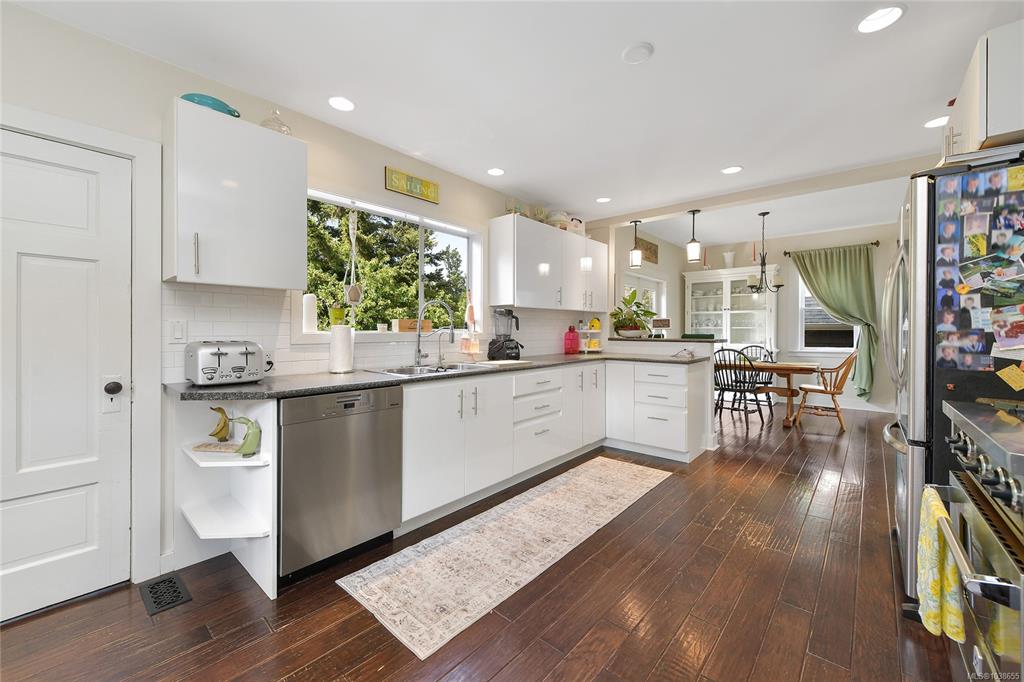 Fifth View of 1000 Lodge Ave, Saanich, BC, V8X 3A8