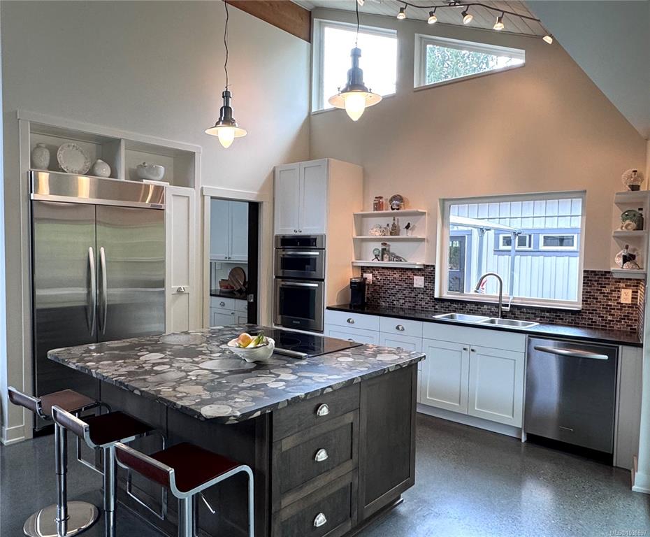 Fifth View of 3881 Charlton Dr, Qualicum Beach, BC, V9K 1Z3