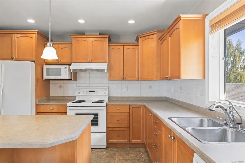 Fourth View of 1709 Mamich Cir, Saanich, BC, V8N 6N1