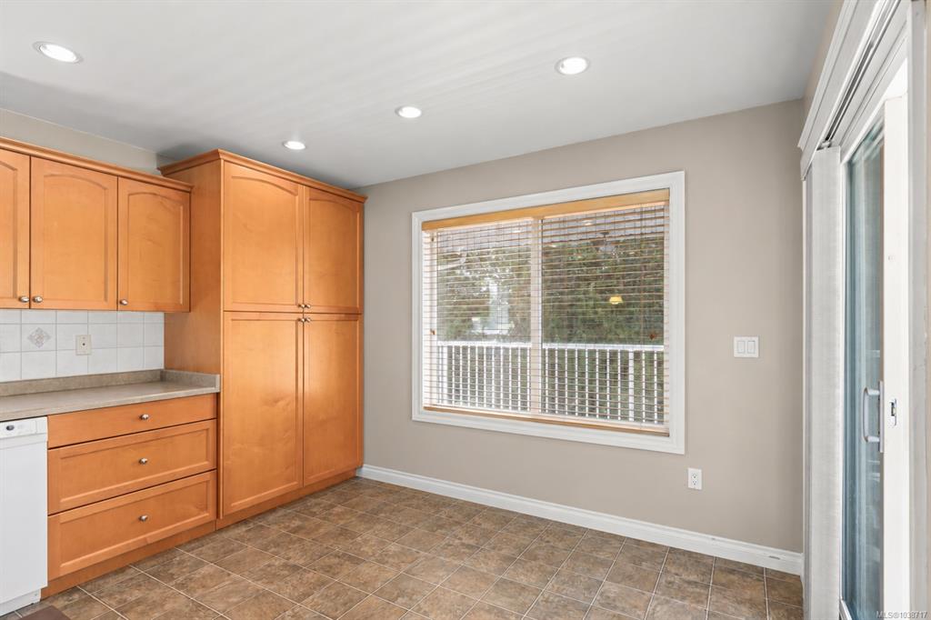 Fifth View of 1709 Mamich Cir, Saanich, BC, V8N 6N1