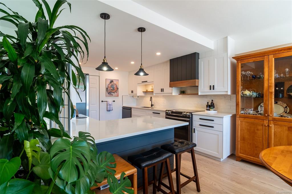 Fifth View of 420 Linden Ave, Victoria, BC, V8V 4G3